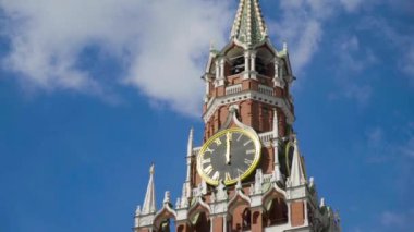 Moskova 'daki Spasskaya Kulesi' nin kırmızı saati mavi gökyüzünün arka planında. Başla. Spasskaya kulesinin tepesinde çanlar var. Tarihi Rus mirasının güzel mimarisi - kırmızı kare