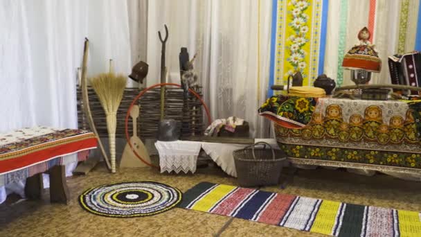 Interior da velha cabana russa. Imagens de stock. Museu da vida russa mergulha em velho conto de fadas. Belos utensílios domésticos e ornamentos de povos russos nativos — Vídeo de Stock