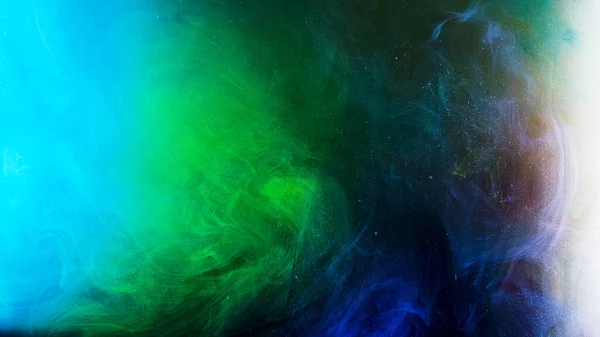 Fluid Art Hintergrund mit bunten flüssigen Oberfläche. Archivmaterial. Erstaunliche Wirkung von gemischten blauen und grünen flüssigen Farben mit winzigen Partikeln, Aquarellmalerei. — Stockfoto