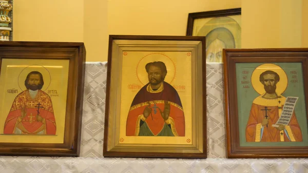 Oroszország - Moszkva, 05.01.2020: egy sor ikonok szent képek. Készletfelvétel. A Biblia és a templom tartozékok a kolostor tiszteletére minden szentek, vallás koncepció. — Stock Fotó