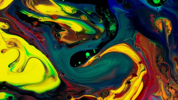 Fluid Art Hintergrund mit bunten Tönungen flüssige Oberfläche. Archivmaterial. Erstaunliche Wirkung von Acrylfarben auf schwarzer Leinwand, Mischen verschiedener heller Farben. — Stockfoto