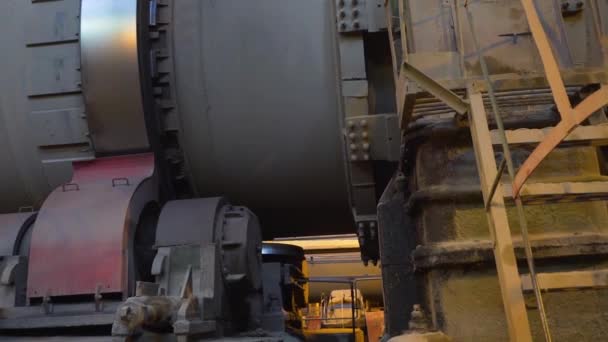 Tanque giratorio en fábrica. Imágenes de archivo. Enorme tanque giratorio en fábrica metalúrgica. Grandes instalaciones con turbinas y tanques en la industria pesada — Vídeo de stock