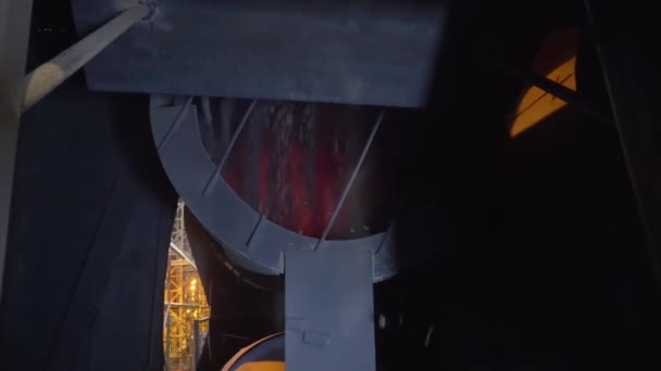 冶金産業のための重機。ストック映像だ。冶金工場で処理のための落下瓦礫とドラムを回転させます — ストック動画