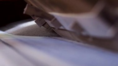 Fabrika taşıyıcısının gövdesine yakın çekim. Stok görüntüleri. Fabrikanın taşıyıcı bandına inşaat işleri için toz hammaddeler dökülüyor