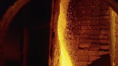 Fırında erimiş hammaddeler. Stok görüntüleri. Endüstriyel fırının akışına dökülen parlak erimiş maddeye yakın çekim
