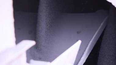 Ayrılma işlemi. Stok görüntüleri. Fabrikada profesyonel metalürji malzemeleriyle giyiniyorlar. Metalurji girişiminde minerallerin işlenmesi ve paketlenmesi