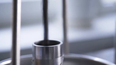 Siyah taneler kalite için kontrol edilir. Stok görüntüleri. Laboratuvarda profesyonel ekipmanlarla ham katkı maddelerinin yakın çekim kalite denetimi