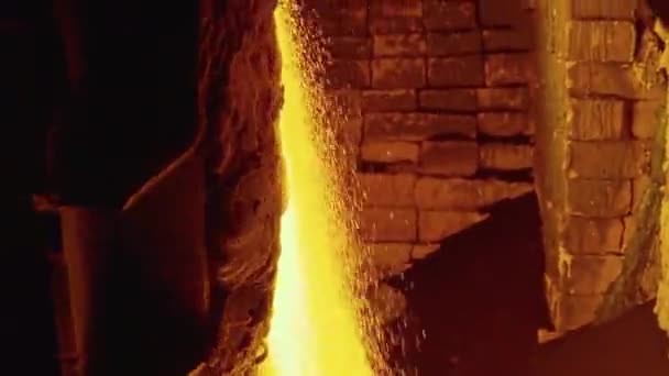 Matérias-primas fundidas em forno. Imagens de stock. Close-up de substância fundida brilhante derramando em fluxo em forno industrial — Vídeo de Stock