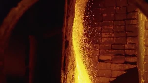 Materias primas fundidas en horno. Imágenes de archivo. Primer plano de la sustancia fundida brillante que se vierte en la corriente en el horno industrial — Vídeo de stock