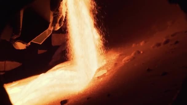 Materias primas fundidas en horno. Imágenes de archivo. Primer plano de la sustancia fundida brillante que se vierte en la corriente en el horno industrial — Vídeos de Stock