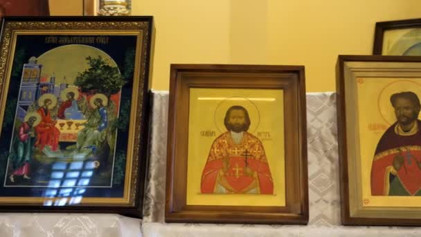 Russia - Moscow, 05.01.2020: a row of icons holy images. Stock footage. The Bible and church accessories at the monastery in honor of all the saints, religion concept. — Stock Video