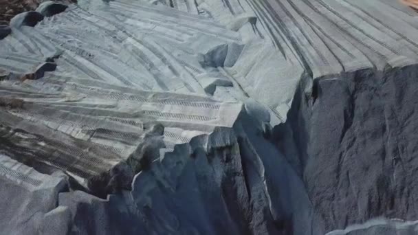 Vista aérea de fundo industrial com pedreira de mineração mineral. Imagens de stock. Pedreira de mineração de areia aberta com muitas trilhas de máquinas, vista de cima . — Vídeo de Stock