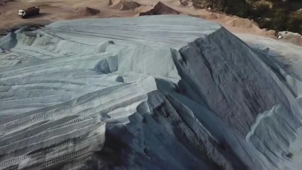 Letecký pohled na průmyslové zázemí s těžebním lomem. Záběry ze skladu. Opencast pískoviště těžební lom se spoustou strojních drah, pohled shora. — Stock video