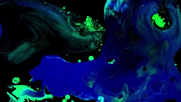 Fluid art background with colorful tints liquid surface. Stock footage. Amazing effect of acrylic paints on black canvas, mixing different bright colors. — Stock Video