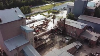 Çimento, çıngırak ve alçıtaşı üretimi için ekin. Stok görüntüleri. Güneşli bir yaz gününde beton karıştırma fabrikasının hava manzarası, sanayi bölgesi.