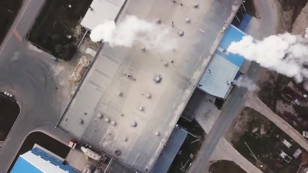 Závod na výrobu cementu, slínku a sádry. Záběry ze skladu. Letecký pohled na továrnu na míchání betonu, průmyslová zóna za slunečného letního dne. — Stock video