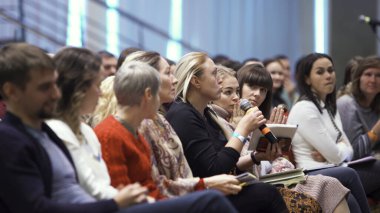 Moskova - Rusya, 10.05.2020: Girişimciler sırada oturup seminerde sanat dersi alıyorlar. Stok görüntüleri. Konuşmacıyı dinleyen izleyiciler, konferans aktivitesi, şirket personeli için iş eğitimi