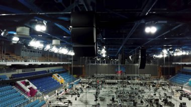 Konser sahnesi için profesyonel ışıklandırma ekipmanları. Stok görüntüleri. Konser için profesyonel ses, ışık, video ve sahne ekipmanı kurulumu.