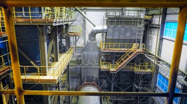 Endüstriyel arka plan, fabrika manzarası. Stok görüntüleri. Santralin içindeki atölye, profesyonel döner mekanizma ve ekipmanla.