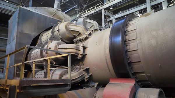 Industriële achtergrond, zicht binnen in een fabriek. Voorraadbeelden. Workshop in de fabriek met professioneel roterend mechanisme en apparatuur. — Stockfoto