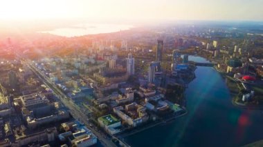 Günbatımının arka planında kanalı olan modern şehir. Stok görüntüleri. Yaz güneşinde kanalı olan modern şehrin güzel manzarası.