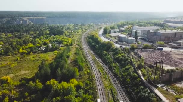 Ovanifrån av stadens industridistrikt på sommaren. Lagerbilder. Industrianläggningar, företag och lager i förorter på sommaren — Stockvideo