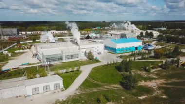 Banliyödeki sanayi bölgesinin en üst görüntüsü. Stok görüntüleri. Yazın kenar mahallelerde endüstriyel işletmeler yürütüyor.