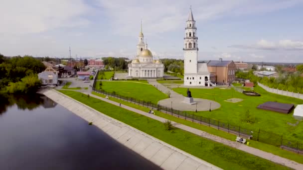 Ovanifrån av vackert tempel med gyllene kupoler och klocktorn på sommaren. Lagerbilder. Gyllene kupoler av ljus tempel med klocktorn sticker ut på bakgrunden av sommarstaden — Stockvideo