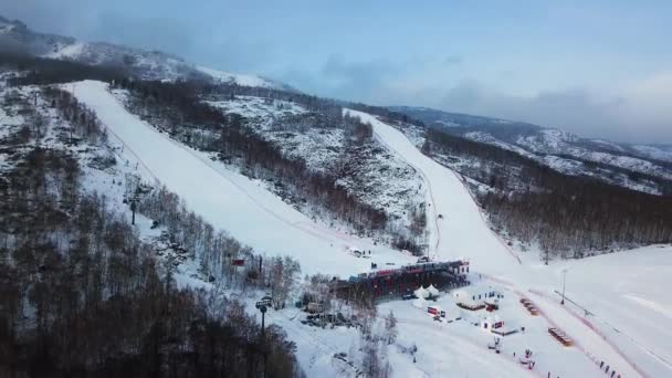Vista superior de la pista de esquí vacía en invierno. Imágenes de archivo. Hermosa pista de esquí desierta cerca del bosque en el día de invierno por la noche. Esquí vacaciones de invierno — Vídeos de Stock