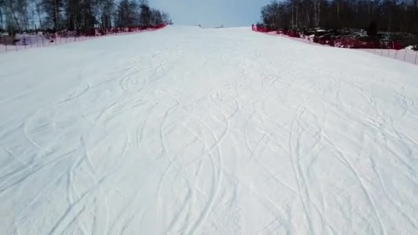 Vista dall'alto della pista da sci vuota in inverno. Filmati delle scorte. Bella pista da sci deserta vicino foresta il giorno di sera d'inverno. Vacanza invernale sugli sci — Video Stock