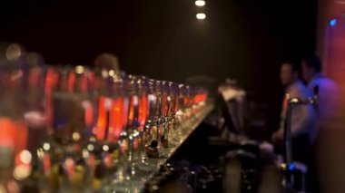 Bir sürü şarap kadehi, güzel bir şampanya ya da barda beyaz şarap. Stok görüntüleri. Partide alkol geçmişi, kutlama konsepti.