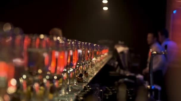 A lot of wine glasses with a cool delicious champagne or white wine at the bar. Stock footage. Alcohol background at the party, celebration concept. — Stock Video