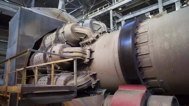 Fond industriel, vue à l'intérieur d'une usine. Images d'archives. Atelier à l'intérieur de l'usine avec mécanisme rotatif professionnel et équipement . — Video
