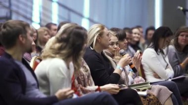 Moskova - Rusya, 10.05.2020: Girişimciler sırada oturup seminerde sanat dersi alıyorlar. Stok görüntüleri. Konuşmacıyı dinleyen izleyiciler, konferans aktivitesi, şirket personeli için iş eğitimi