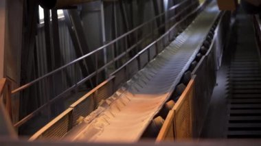 Taşıyıcı bandı beyaz bez ile kapatın. Stok görüntüleri. Fabrikanın atölyesinde endüstriyel arka plan ve dar beyaz kumaş şeritli taşıma bandı.