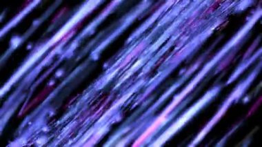 Hızla parlayan neon ışıkları mor ve serin renkte çizgiler çizer. Animasyon. Siyah zemin üzerinde izole edilmiş, kusursuz bir döngü içinde dairesel yörüngede hareket eden soyut, bulanık dar çizgiler.
