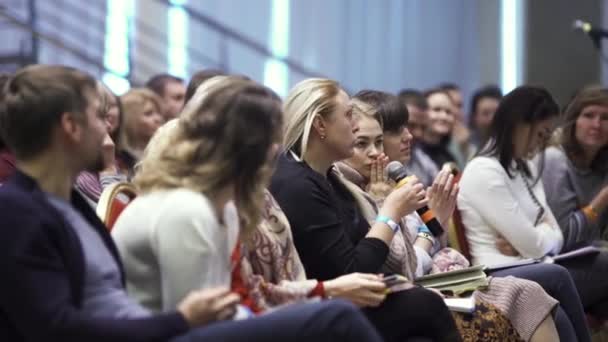 Moskva - Ryssland, 10.05.2020: företagare som sitter på stolar i rader och tar konst i seminariet. Lagerbilder. Publiken lyssnar på talare, konferensverksamhet, företagsutbildning för företagspersonal — Stockvideo