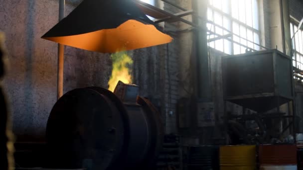 Nahaufnahme von brennendem Feuer im Industrieofen. Archivmaterial. Blick in eine heiße Werkstatt der Metallschmelzerei, Schwermetallurgie-Konzept. — Stockvideo
