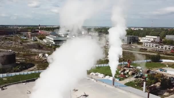Flygfoto över industriområde med kemisk anläggning. Lagerbilder. Rökskorsten från fabrik, metallverk, ekologi och luftföroreningar. — Stockvideo