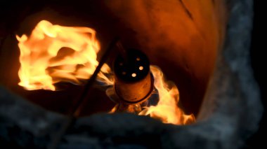 Endüstriyel fırının içinde yanan ateşi kapatın. Stok görüntüleri. Metal eritme fabrikasındaki sıcak bir atölyenin içine bak, ağır metalurji konsepti..