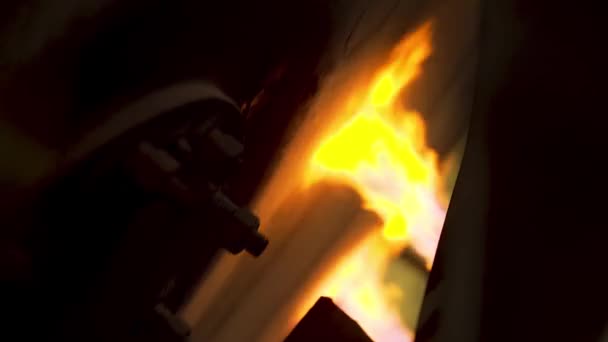 Zamykamy proces gaszenia ognia. Materiał filmowy. Widok wnętrza gorącej hali hutniczej, gaszenie powierzchni płomieniem gazowym obracających się detali. — Wideo stockowe
