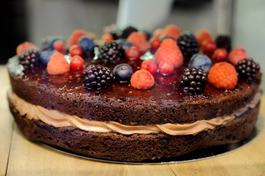Çikolatalı kek ahududu, çilek ve böğürtlen ile