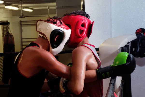 两名男子拳击手在训练大厅的拳击场上打架。 — 图库照片
