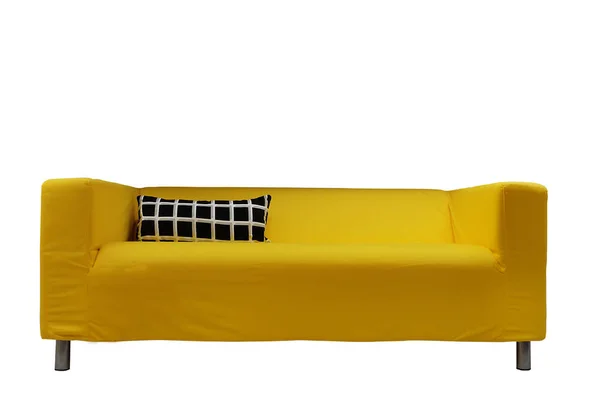 Жовтий диван ізольований на білому тлі з чорною та віхою подушкою на ньому — стокове фото