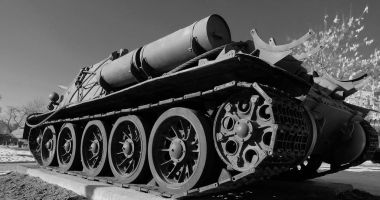 Bir kaide üzerinde tank duran vurdu bir siyah beyaz bir geniş açı değeri üzerinde