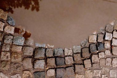 su birikintileri içinde kırık kaldırım taşları