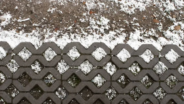 Diamantförmiges Betonpflaster mit Schnee bedeckt — Stockfoto