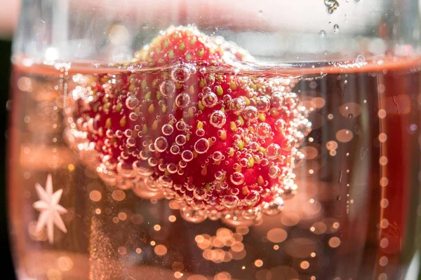 Bicchieri di vino sul tavolo in giardino in una giornata di sole — Foto Stock