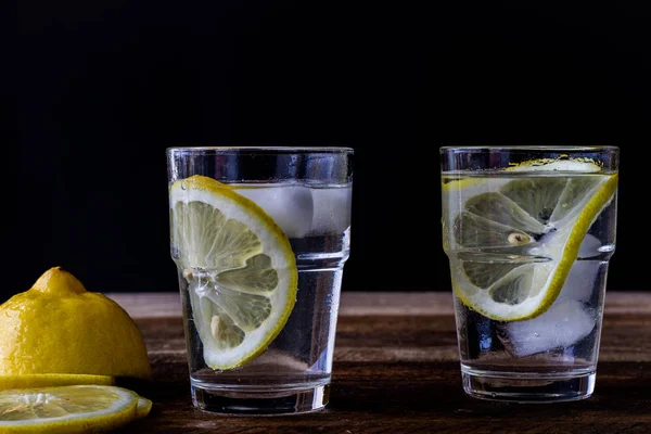 Κρύο ποτό με λεμόνι — Φωτογραφία Αρχείου