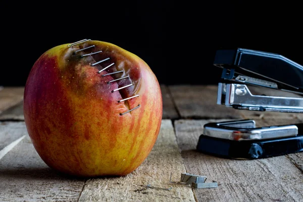 Apple со степлером — стоковое фото